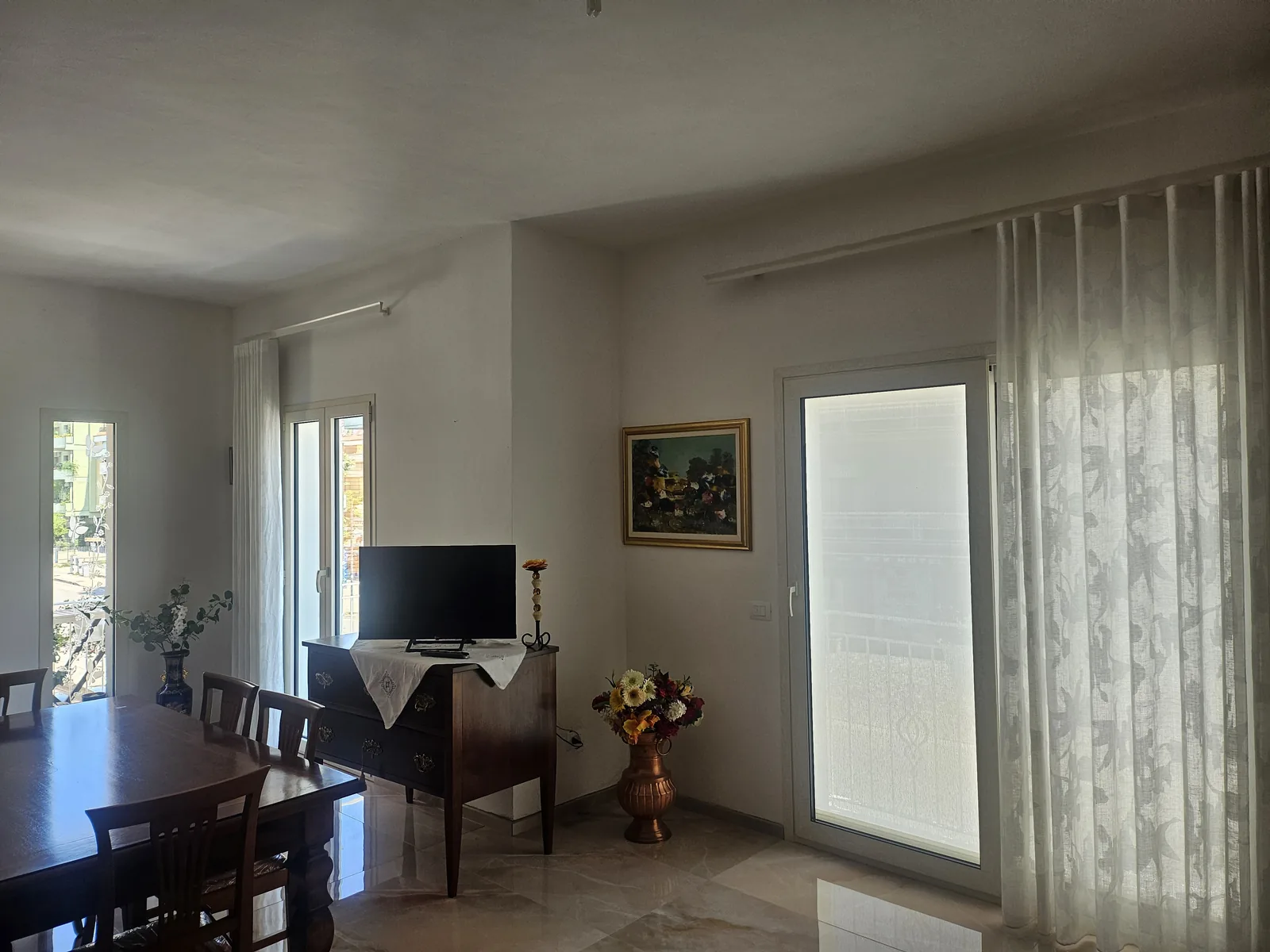 Soggiorno con porta finestra scorrevole in alluminio installata da IS Metal Teramo