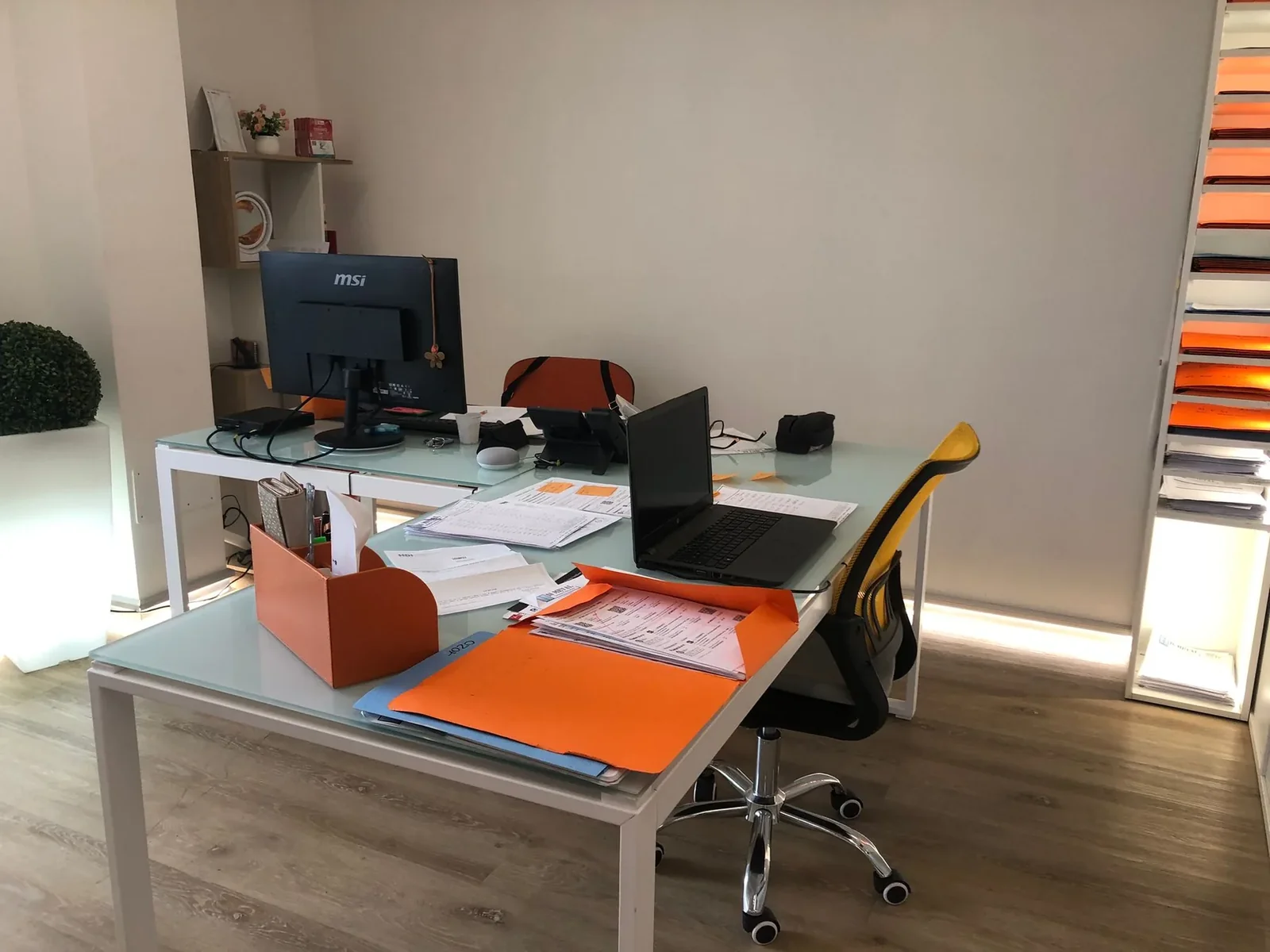 Postazione di segreteria negli uffici IS Metal srl a Teramo