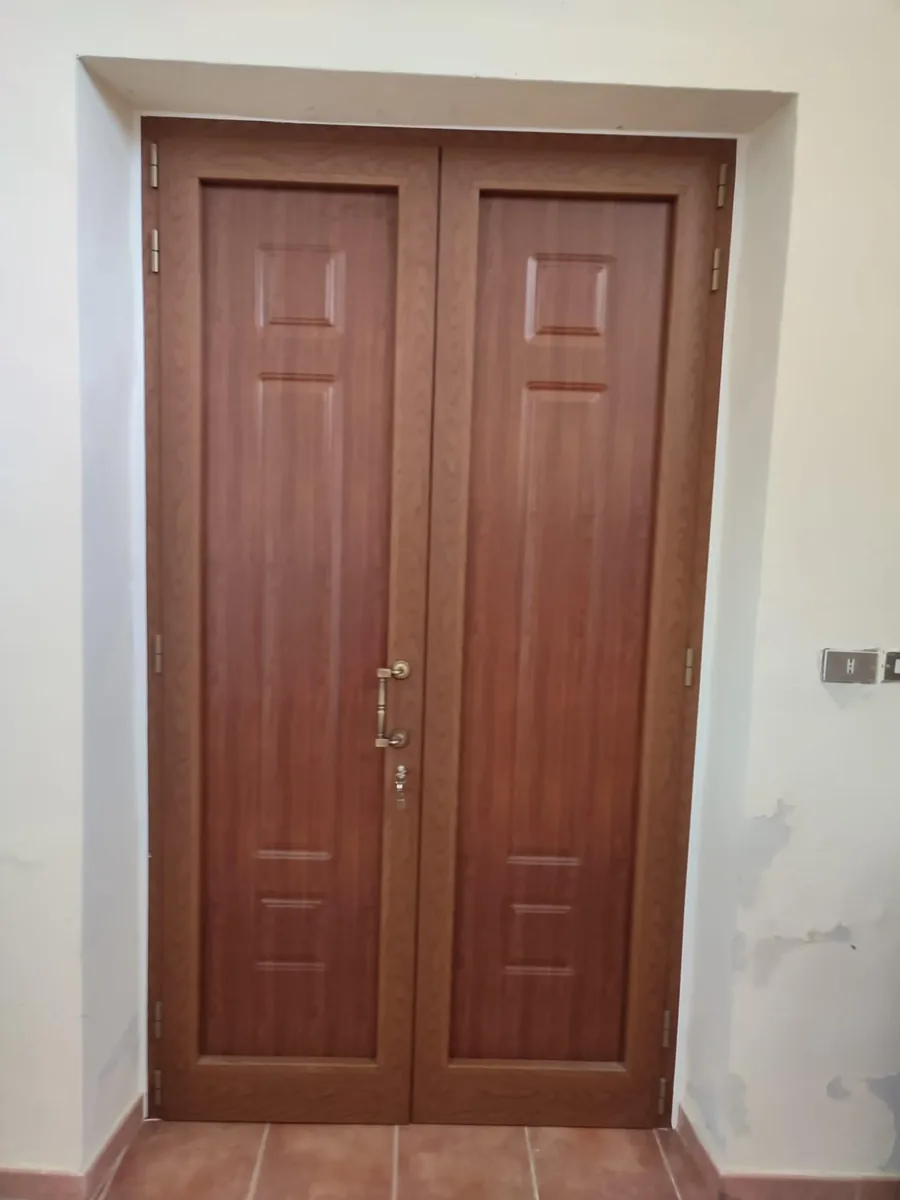 Porta doppia da ingresso in legno classico con pannelli - installata da IS Metal srl a Teramo