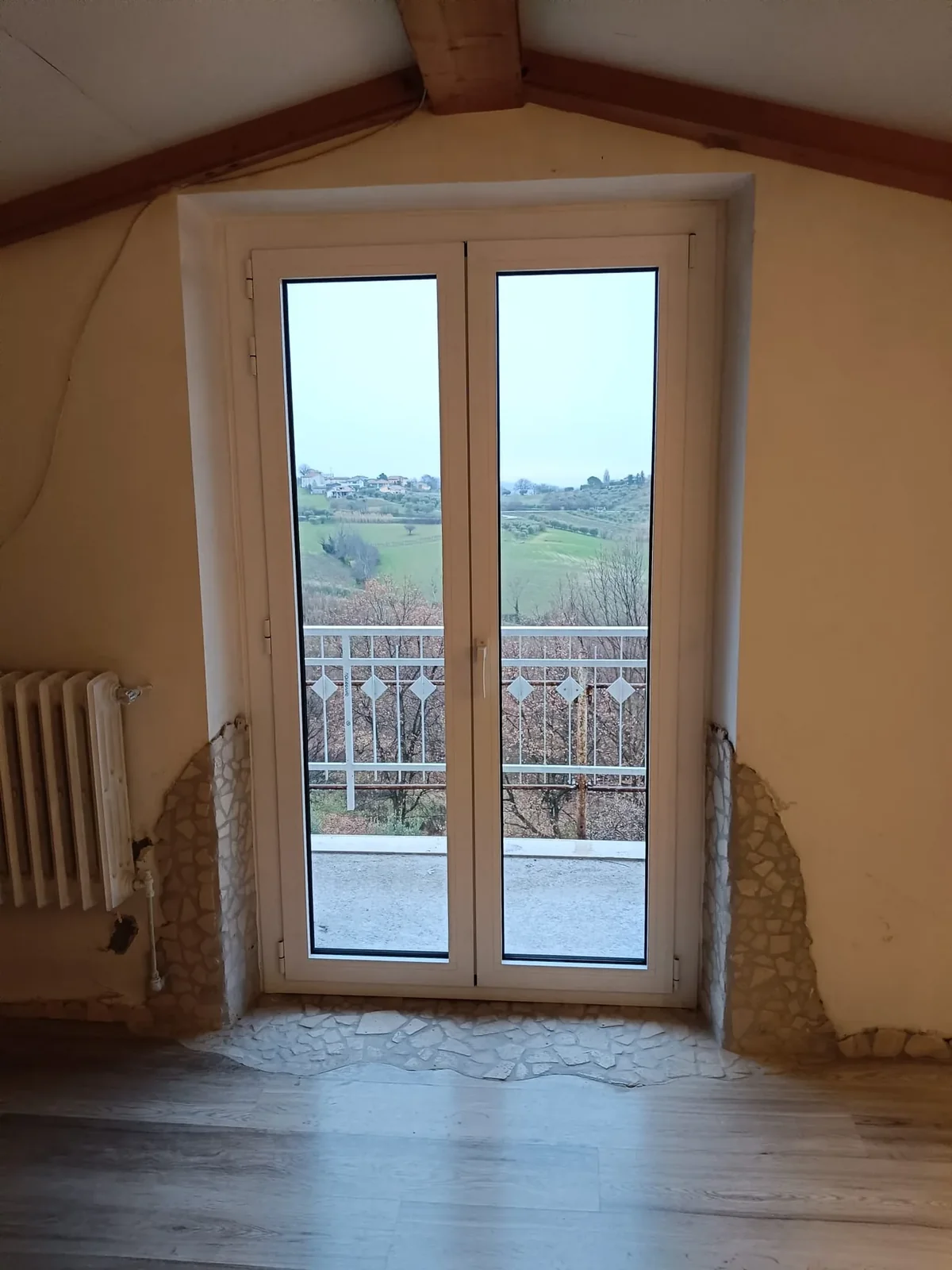 Finestra-porta a doppia anta in alluminio con vista sulle colline abruzzesi - installazione IS Metal srl Teramo