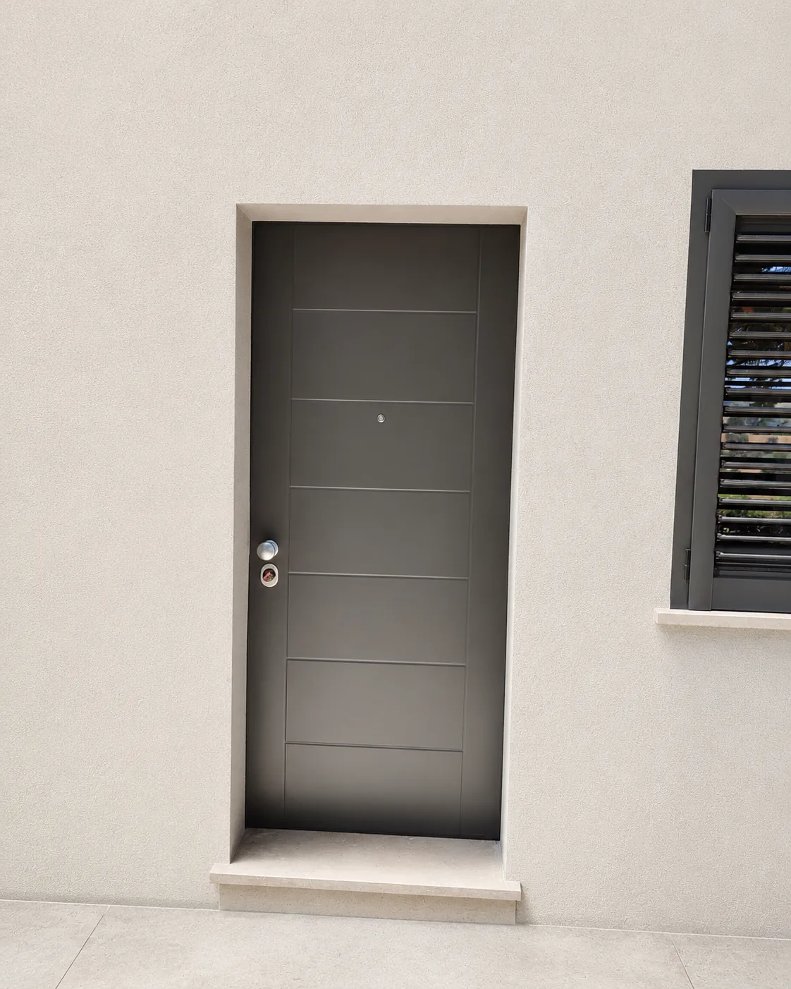 Porta blindata in alluminio antracite installata da IS Metal - sicurezza per le case indipendenti di Bellante