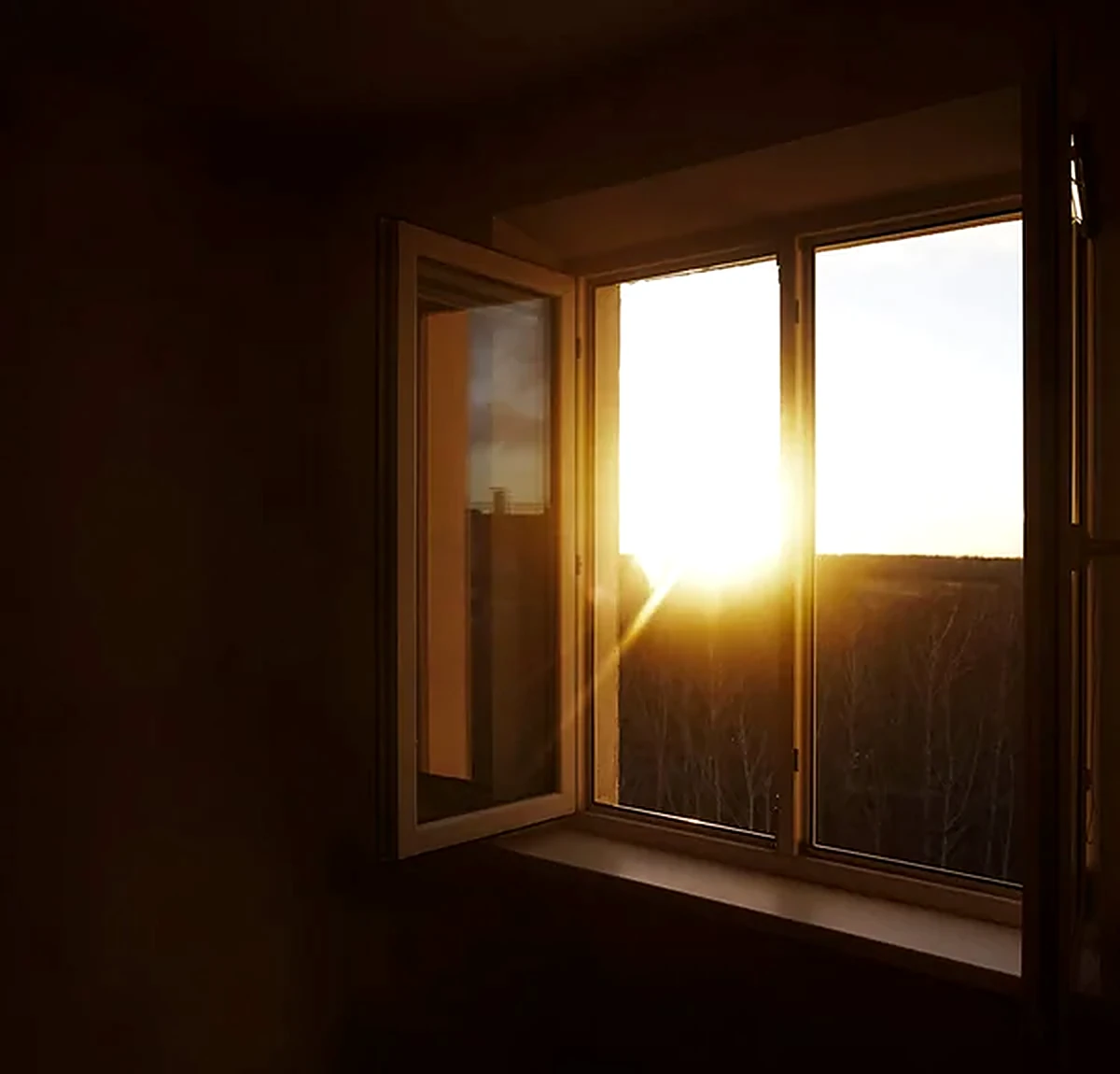 Serramento in alluminio - luce del tramonto che entra in un interno scuro